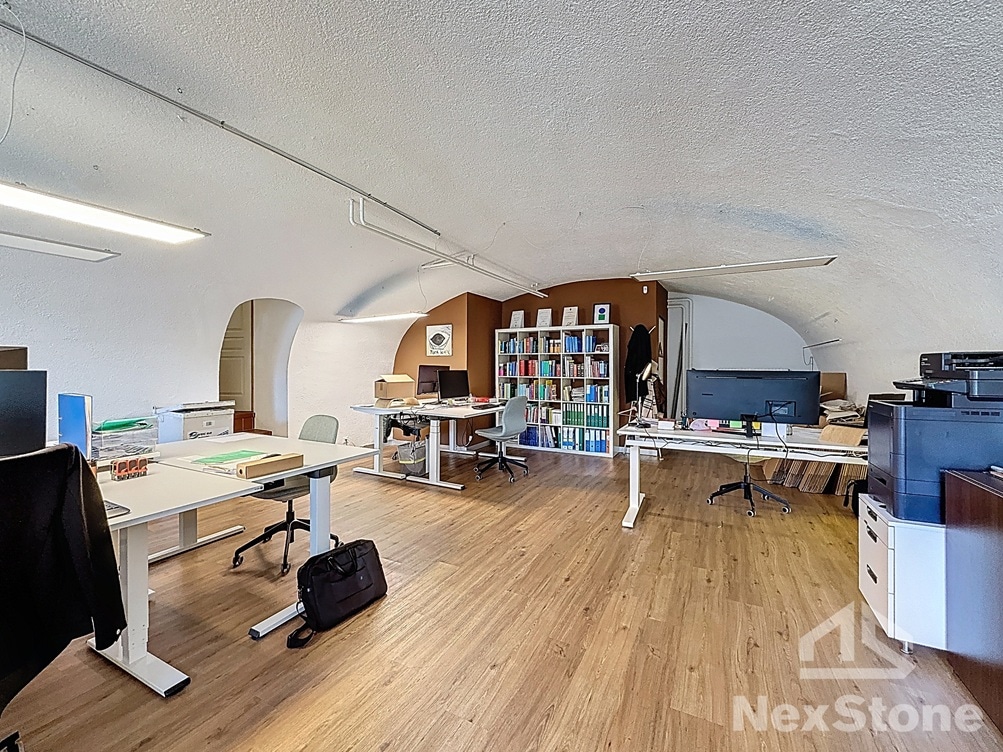 Characterful commercial space – dual access – near the station